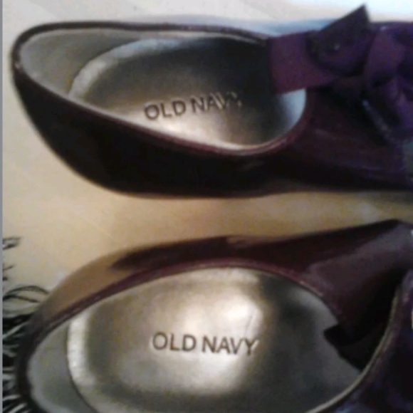 Women's Closed Toe Shoes - Picture 2 of 4